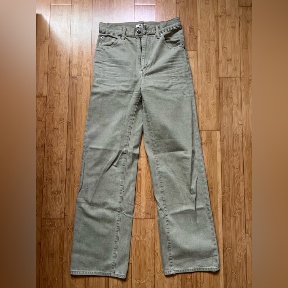Uniqlo Women's Sage Green Jeans Size 23